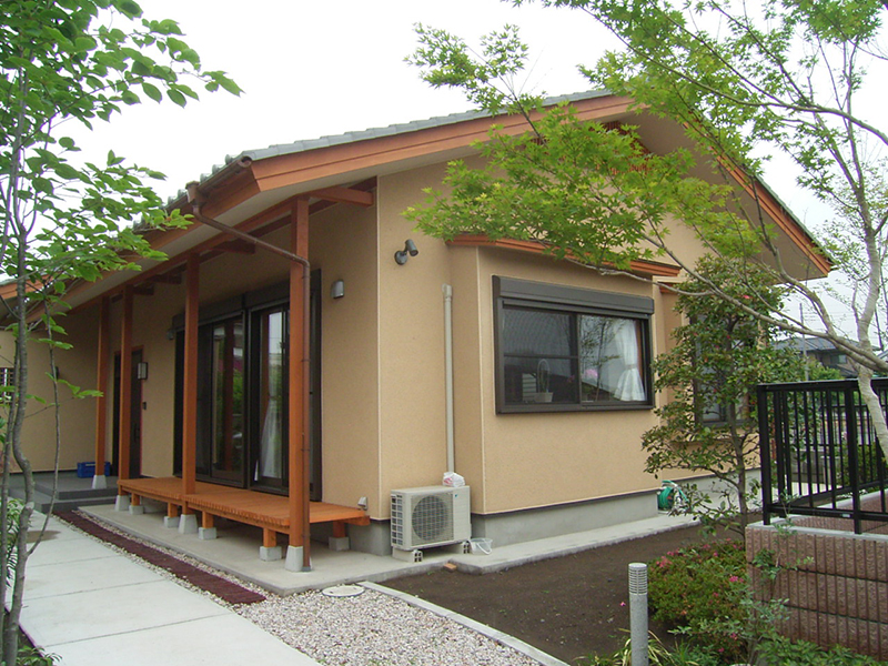 切り妻の和風の家A