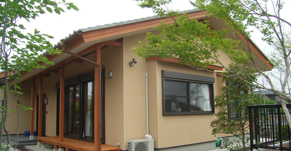 切り妻の和風の家A